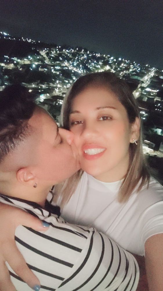 Beijo no rosto no mirante à noite