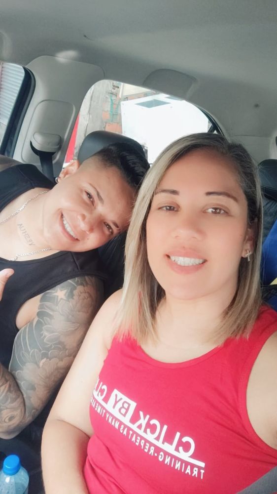 Selfie no carro com regata vermelha