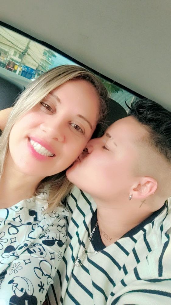 Beijo no rosto no carro