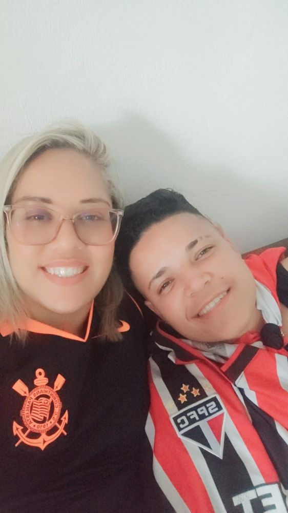 Uma com camisa do Corinthians, a outra com camisa do São Paulo