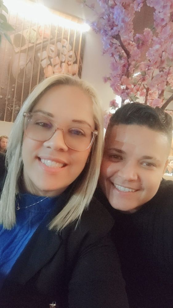 Selfie juntas em um restaurante florido