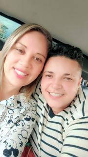 Jana e Paula abraçadas sorrindo