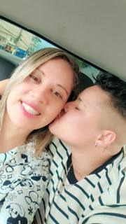 Beijo no rosto dentro do carro